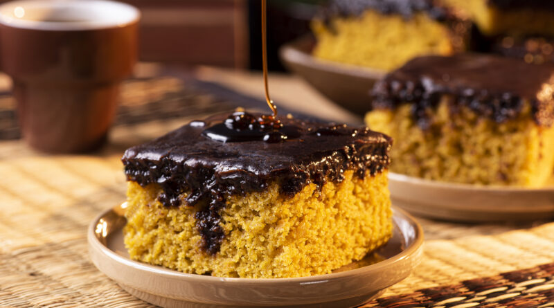 Como Fazer Bolo de Cenoura com Cobertura de Chocolate (Fácil e Gostoso) -  Maravilha de Sabor